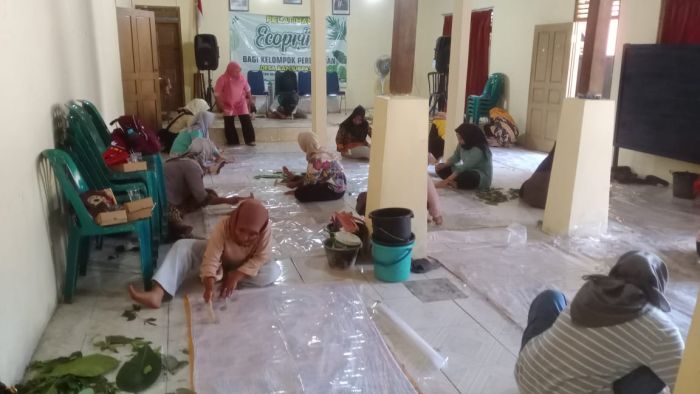 Pelatihan Ecoprint PKK Desa Banjurpasar 01