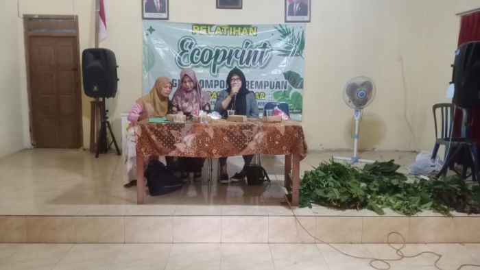 Pelatihan Ecoprint PKK Desa Banjurpasar