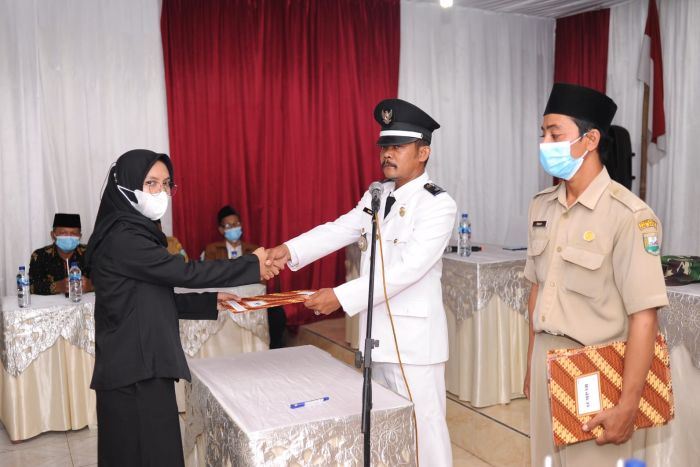 PENGAMBILAN SUMPAH DAN PELANTIKAN PERANGKAT DESA BANJURPASAR JABATAN KASI KESEJAHTERAAN 02