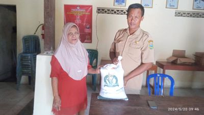 WARGA TERIMA BANTUAN BERAS BULAN KE 4 